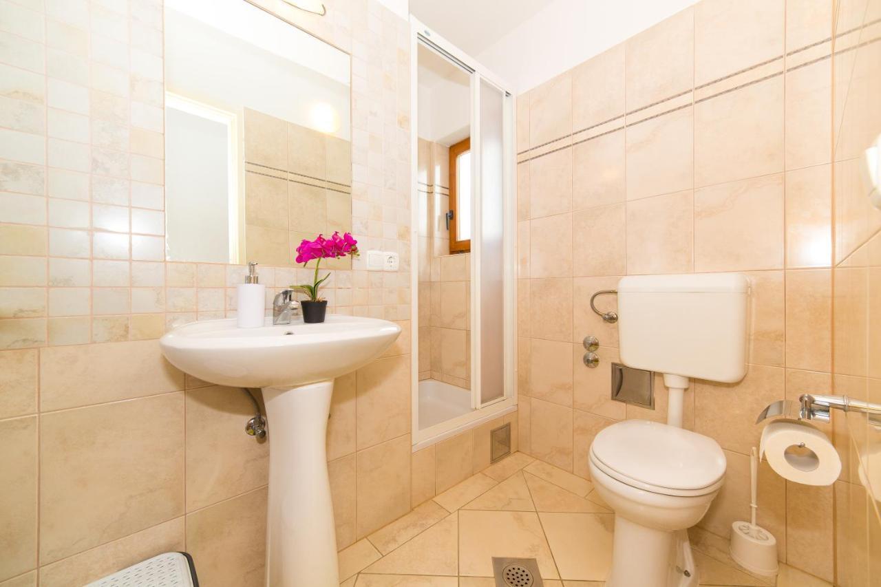 Holiday House Nena With Pool Vinišće Εξωτερικό φωτογραφία